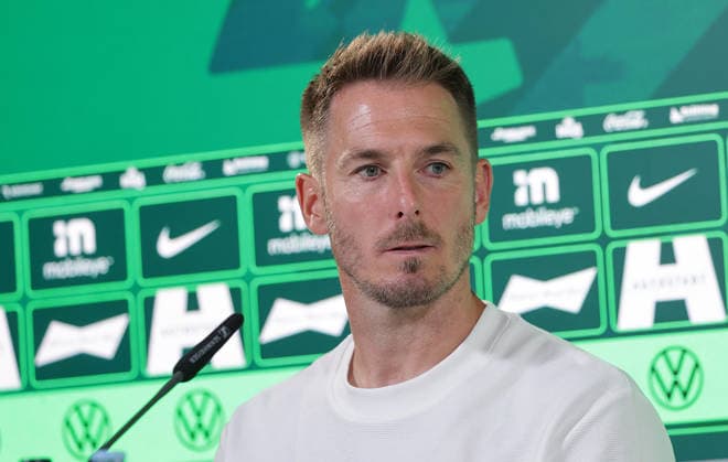 Head Coach Tobias Strobl, VfL Wolfsburg Soccer, Men s Team, 2026–2027 Season, 2nd Division, Volkswagen Arena, VfL Wolfsburg vs. 1. FC Kaiserslautern 0–0. DFL regulations prohibit any use of photographs as image sequences and or quasi-video.