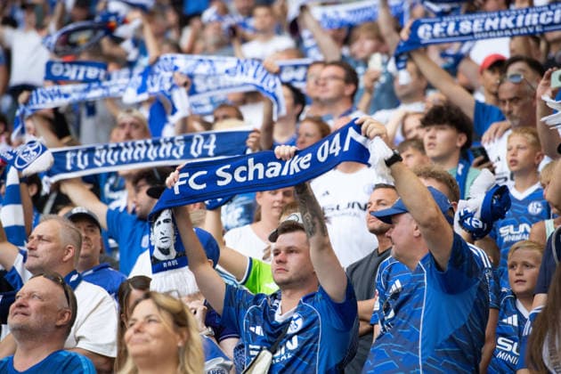 FC Schalke 04 fans with their scarves, Feature, background image, symbolic photo, soccer friendly match: FC Schalke 04 vs. Atalanta Bergamo 0–3 on August 8, 2026, at the Veltins Arena in Gelsenkirchen, Germany. DFL regulations prohibit any use of photographs as image sequences and or quasi-video.