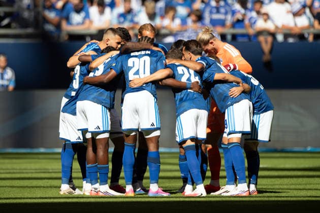 FC Schalke 04 Team Circle, Motivation, Conspiracy, Soccer Friendly Match: FC Schalke 04 vs. Atalanta Bergamo 0–3 on August 8, 2026, at the Veltins Arena in Gelsenkirchen, Germany. DFL regulations prohibit any use of photographs as image sequences and or quasi-video.