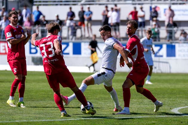 v li Jahn Herrmann Steinbach, 30, Max Lippert Steinbach, 33, David Mamutovic SVS, 7, Nick Galle Steinbach, 3, tackle, game scene, duel, duel, tackle, tackling, dynamics, action, action, August 8, 2026, Sandhausen, Germany, soccer, Regionalliga Südwest, SV Sandhausen vs. TSV Steinbach Haiger xozx