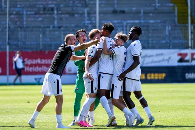 Players from SV Sandhausen (SVS) celebrate the late goal that tied the game 2–2 in stoppage time, Celebration, goal celebration, goal scored, celebrating the goal, goal, celebration, cheering over the goal, joy, happiness, happy, optimistic, positive, game scene, highlight, action, 08 08 2026, Sandhausen, Germany, soccer, Regionalliga Südwest, SV Sandhausen vs. TSV Steinbach Haiger xozx