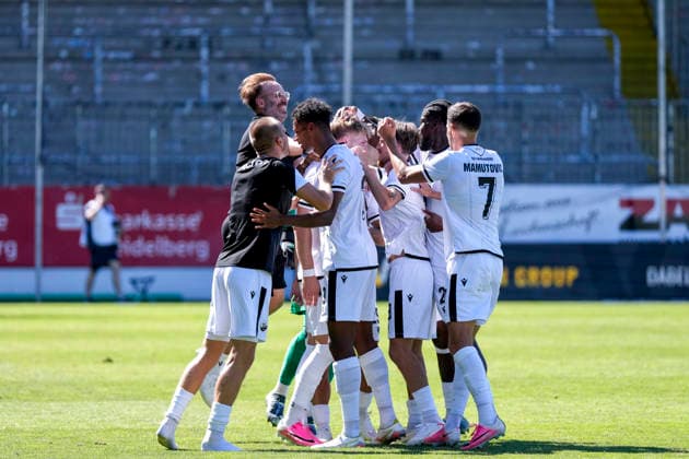 Players from SV Sandhausen (SVS) celebrate the late goal that tied the game 2–2 in stoppage time, Celebration, goal celebration, goal scored, celebrating the goal, goal, celebration, cheering over the goal, joy, happiness, happy, optimistic, positive, game scene, highlight, action, 08 08 2026, Sandhausen, Germany, soccer, Regionalliga Südwest, SV Sandhausen vs. TSV Steinbach Haiger xozx