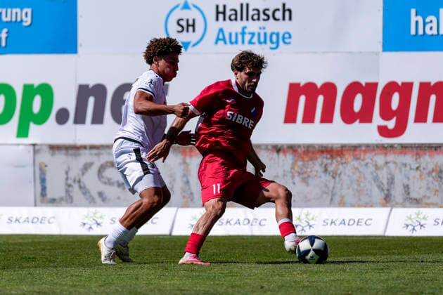 v li Yanis Outman SVS, 17, Serkan Firat Steinbach, 11, tackle, game scene, duel, tackle, tackling, dynamics, action, 08 08 2026, Sandhausen, Germany, soccer, Regionalliga Southwest, SV Sandhausen vs. TSV Steinbach Haiger xozx