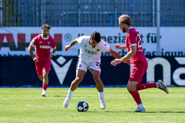 v li Tasos Leonidis SVS, 29, Ole Käuper Steinbach, 28, tackle, game scene, duel, tackle, tackling, dynamism, action, 08 08 2026, Sandhausen, Germany, soccer, Regionalliga Southwest, SV Sandhausen vs. TSV Steinbach Haiger xozx