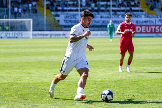 Tasos Leonidis (SVS), 29, with the ball, isolated figure, full-body shot, single frame, single photo, action, August 8, 2026, Sandhausen, Germany, soccer, Regionalliga Südwest, SV Sandhausen vs. TSV Steinbach Haiger xozx