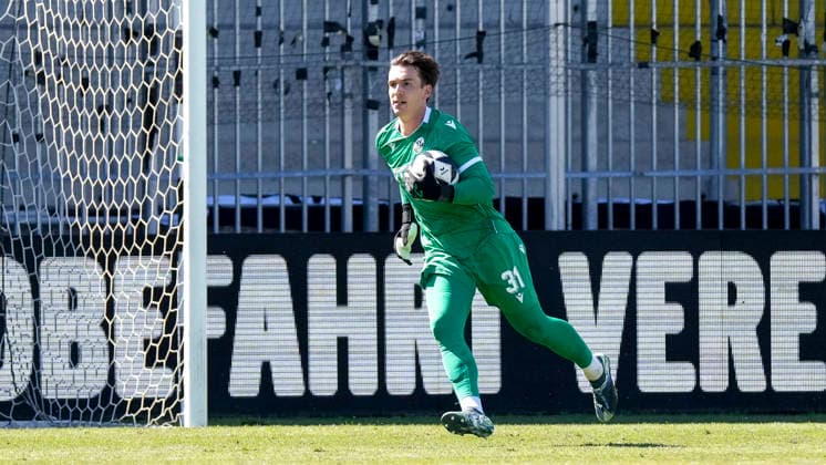 Lukas Schneller, goalkeeper, SVS, 31, on the ball, isolated shot, full-body, single frame, single photo, action, 08 08 2026, Sandhausen, Germany, soccer, Regionalliga Südwest, SV Sandhausen vs. TSV Steinbach Haiger xozx