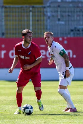 v li Jahn Herrmann Steinbach, 30, Marco Kehl Gomez SVS, 33, tackle, game scene, duel, tackle, tackling, dynamics, action, 08 08 2026, Sandhausen, Germany, soccer, Regionalliga Südwest, SV Sandhausen vs. TSV Steinbach Haiger xozx
