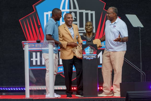NFL, American Football Herren, USA 2026: NFL Hall Of Fame Enshrinement Ceremony AUG 08 August 8, 2026: Roger Craig, along with former 49ers teammate Jamie Williams, uncover his Hall of Fame bust during the NFL Hall of Fame Enshrinement Ceremony at the Tom Benson Hall of Fame Stadium in Canton, OH. Jonathan Mailhes CSM (Credit Image: Â Jonathan Mailhes Cal Media) Canton Oh USA EDITORIAL USE ONLY Copyright: xx ZUMA-20260808_zma_c04_222.jpg JonathanxMailhesx csmphotothree509726