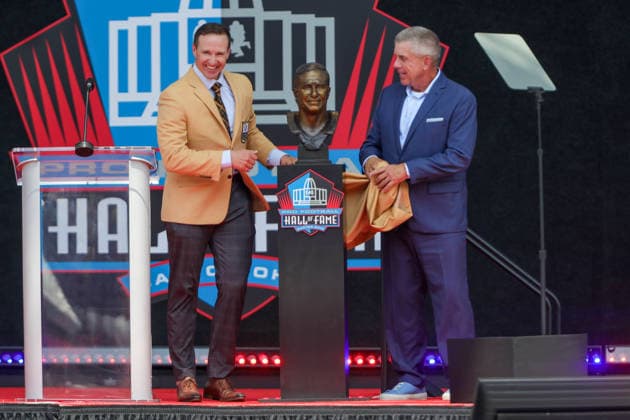 NFL, American Football Herren, USA 2026: NFL Hall Of Fame Enshrinement Ceremony AUG 08 August 8, 2026: Drew Brees, along with former Saints Head Coach Sean Payton, reacts after uncovering his Hall of Fame bust during the NFL Hall of Fame Enshrinement Ceremony at the Tom Benson Hall of Fame Stadium in Canton, OH. Jonathan Mailhes CSM (Credit Image: Â Jonathan Mailhes Cal Media) Canton Oh USA EDITORIAL USE ONLY Copyright: xx ZUMA-20260808_zma_c04_266.jpg JonathanxMailhesx csmphotothree509775