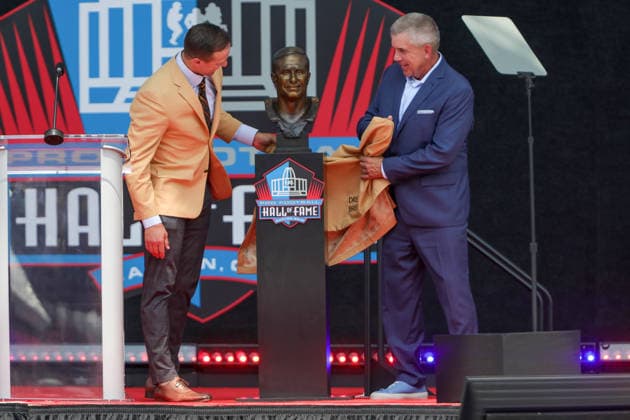 NFL, American Football Herren, USA 2026: NFL Hall Of Fame Enshrinement Ceremony AUG 08 August 8, 2026: Drew Brees, along with former Saints Head Coach Sean Payton, uncover his Hall of Fame bust during the NFL Hall of Fame Enshrinement Ceremony at the Tom Benson Hall of Fame Stadium in Canton, OH. Jonathan Mailhes CSM (Credit Image: Â Jonathan Mailhes Cal Media) Canton Oh USA EDITORIAL USE ONLY Copyright: xx ZUMA-20260808_zma_c04_264.jpg JonathanxMailhesx csmphotothree509777