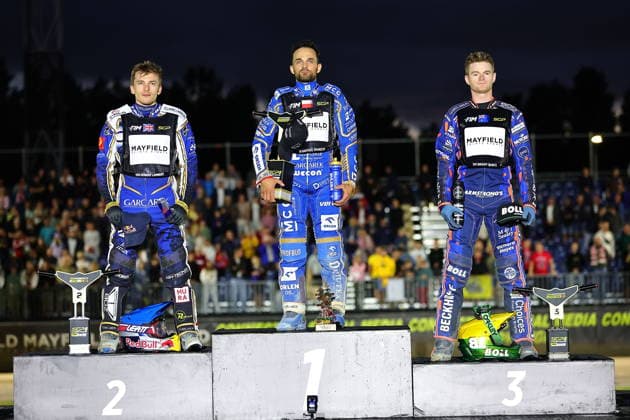08.08.2026 RYGA (LOTWA) - BIKERNIEKI SPEEDWAY STADIUM, ZUZEL (SPEEDWAY), INDYWIDUALNE MISTRZOSTWA SWIATA (FIM SPEEDWAY World Championship, WM, Weltmeisterschaft GRAND PRIX 2026) - DEWALT FIM SPEEDWAY GRAND PRIX OF LATVIA - RIGA; RUNDA 8 NZ ROBERT LAMBERT (L), BARTOSZ ZMARZLIK (C), BRADY KURTZ (P) - PODIUM FOTO PAWEL WILCZYNSKI CYFRASPORT NEWSPIX.PL --- newspix.pl 