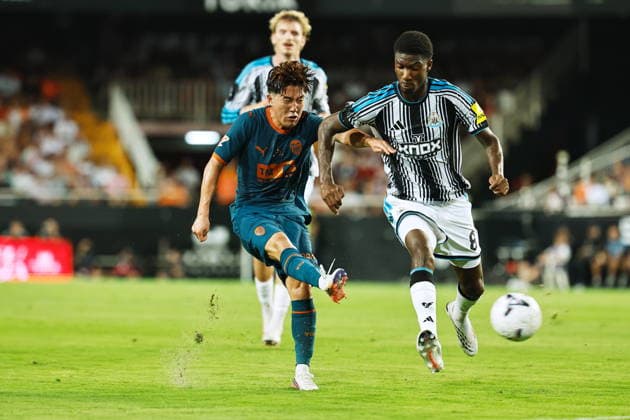 (L-R) Ryunosuke Sato (Valencia), Aladji Bamba (NewcastleU), AUGUST 8, 2026 - Football Soccer : Spanish Pre season Trofeo Naranja match between Valencia CF - Newcastle United FC at the Estadio Mestalla in Valencia, Spain. Noxthirdxpartyxsales  aflo_340415948 MutsuxKawamorix