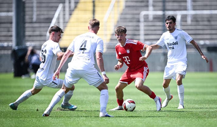 Bavarian Regional League Soccer 2026–2027, Matchday 3, August 8, 2026: FC Bayern Munich II 1, FC Schweinfurt 1905. Matous Srb (2nd from right), FC Bayern Munich II, against Kevin Frisorger (No. 4), 1 FC Schweinfurt 1905 and Nicolas Pfarr (left), 1 FC Schweinfurt 1905, watched by Leonard Krasniqi (right), 1 FC Schweinfurt 1905
