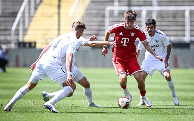 Bavarian Regional League Soccer 2026–2027, Matchday 3, August 8, 2026: FC Bayern Munich II vs. 1. FC Schweinfurt 1905. Matous Srb (center), FC Bayern Munich II vs. Kevin Frisorger (No. 4), 1 FC Schweinfurt 1905, observed by Leonard Krasniqi (right), 1 FC Schweinfurt 1905