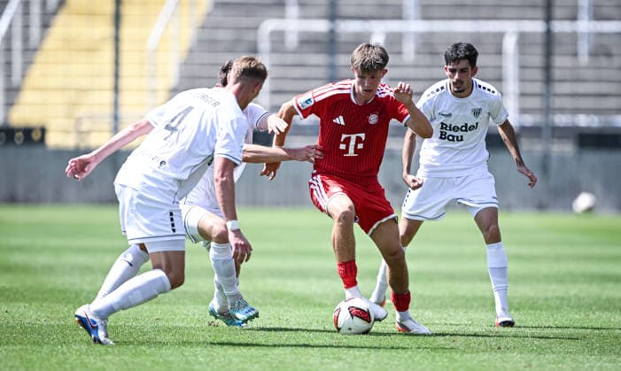 Bavarian Regional League Soccer 2026–2027, Matchday 3, August 8, 2026: FC Bayern Munich II vs. 1. FC Schweinfurt 1905. Matous Srb (center), FC Bayern Munich II vs. Kevin Frisorger (No. 4), 1 FC Schweinfurt 1905, observed by Leonard Krasniqi (right), 1 FC Schweinfurt 1905