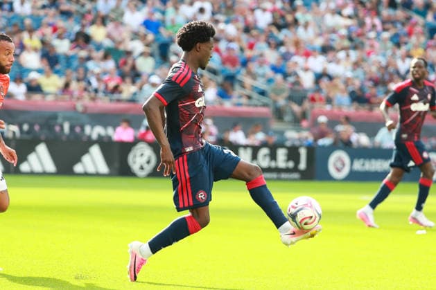 FOXBOROUGH, MA - AUGUST 08: Brooklyn Raines 21 of New England Revolution settles the ball during a match between the New England Revolution and Houston Dynamo FC on August 8, 2026 at Gillette Stadium in Foxborough, Massachusetts. (Photo by Summer Lamont Icon Sportswire) SOCCER: AUG 08 MLS, Fussball Herren, USA New England Revolution vs Houston Dynamo FC EDITORIAL USE ONLY Icon260808005