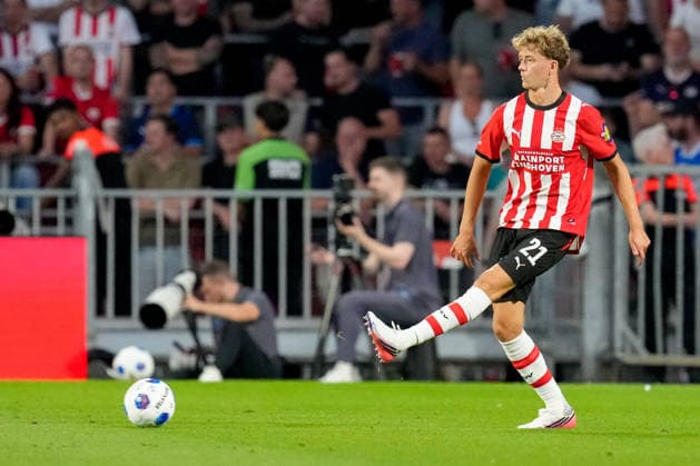 Sven Mijnans of PSV Eindhoven controls the ball during the 2026–27 Eredivisie match between PSV and Fortuna Sittard at Philips Stadion on August 8, 2026, in Eindhoven, Netherlands. Photo by Alex Gottschalk, DeFodi Images