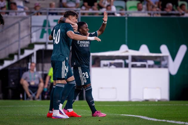 Fußball, Testspiel, Ferencvaros Budapest -Real Madrid FERENCVAROS - REAL MADRID Carlos Espi Escrihuela of Real celebrates a goal with Federico Valverde and Endrick Felipe Moreira de Sousa, Alvaro Fernandez Carreras during the FIFA friendly football match between Ferencvaros and Ream Madrid CF at the Ferencvaros stadium (Groupama arena). Budapest, Hungary, August 08, 2026. Photo by Branislav Racko Copyright: xx 080A9382