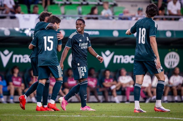Fußball, Testspiel, Ferencvaros Budapest -Real Madrid FERENCVAROS - REAL MADRID Carlos Espi Escrihuela of Real celebrates a goal with Federico Valverde and Endrick Felipe Moreira de Sousa, Arda Guler, Alvaro Fernandez Carreras during the FIFA friendly football match between Ferencvaros and Ream Madrid CF at the Ferencvaros stadium (Groupama arena). Budapest, Hungary, August 08, 2026. Photo by Branislav Racko Copyright: xx 080A9489