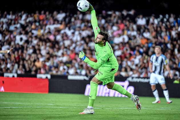 ESP Valencia CF vs. Newcastle CF, 2026-2027 Preseason Match: Stole Dimitrievski of Valencia during the preseason match between Valencia CF and Newcastle, played at Estadio Mestalla in Valencia on August 8, 2026. Valencia, Spain. Valencia, Spain. Soccer Copyright: xLeopoldxSoglox