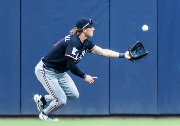 Minnesota Twins right fielder Luke Keaschall catches a ball off the wall hit for a double by Milwaukee Brewers second baseman Brice Turang in the first inning of the MLB, Baseball Herren, USA game between the Minnesota Twins and the Milwaukee Brewers at American Family Field in Milwaukee, Wisconsin on Saturday, August 8, 2026.  MIL20260808807 TANNENxMAURY