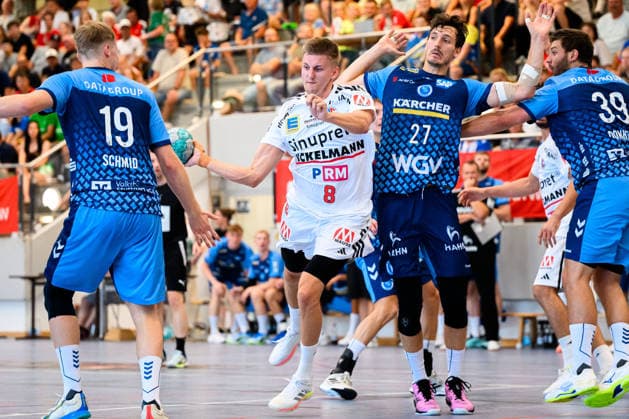 Altensteig SCup 26 27 HC Erlangen TVB Stuttgart (from left): Linus Schmid (Stuttgart), Sander Andreassen Overjordet (HC Erlangen), Philipp Meyer (Stuttgart) Altensteig Eichwaldhalle Baden-Württemberg Germany