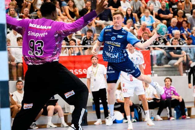 Altensteig SCup 26 27 HC Erlangen TVB Stuttgart (from left): Goalkeeper Rubens Pierre (HC Erlangen), Jakob Nigg (Stuttgart), Altensteig, Eichwaldhalle, Baden-Württemberg, Germany