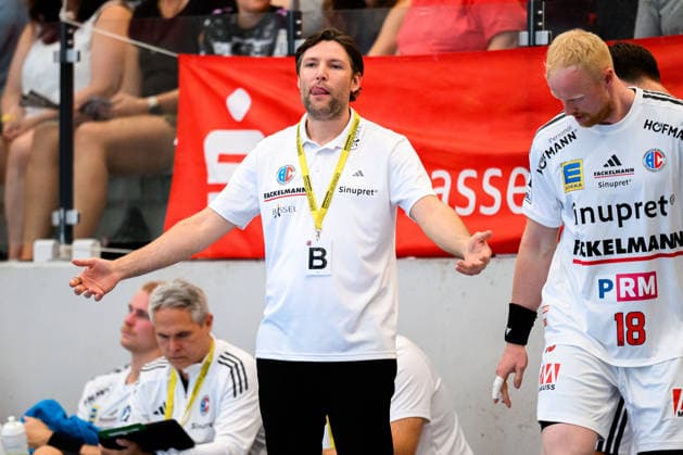 Altensteig SCup 26 27 HC Erlangen TVB Stuttgart Coach Johannes Sellin HC Erlangen Gesture Gesturing Altensteig Eichwaldhalle Baden-Württemberg Germany