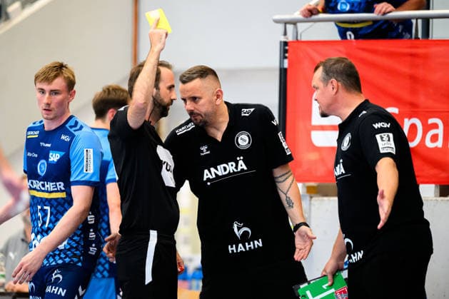 Altensteig SCup 26 27 HC Erlangen TVB Stuttgart Referee Manuel Lier, Assistant Coach Danijel Grgic (Stuttgart), Head Coach Misha Kaufmann (Stuttgart) Altensteig Eichwaldhalle Baden-Württemberg, Germany