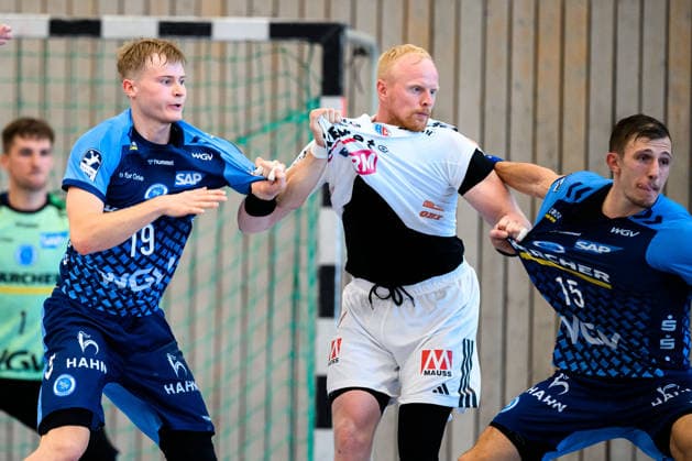 Altensteig SCup 26 27 HC Erlangen TVB Stuttgart Linus Schmid (Stuttgart), Sebastian Firnhaber (HC Erlangen), Simone Mengon (Stuttgart) Altensteig Eichwaldhalle Baden-Württemberg Germany