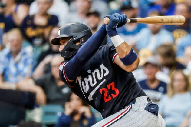 Minnesota Twins first baseman Royce Lewis hits a single in the fifth inning of the MLB, Baseball Herren, USA game between the Minnesota Twins and the Milwaukee Brewers at American Family Field in Milwaukee, Wisconsin on Saturday, August 8, 2026.  MIL20260808824 TANNENxMAURY