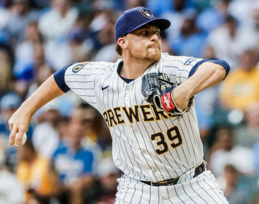 Milwaukee Brewers closing Chad Patrick throws in the fifth inning of the MLB, Baseball Herren, USA game between the Minnesota Twins and the Milwaukee Brewers at American Family Field in Milwaukee, Wisconsin on Saturday, August 8, 2026.  MIL20260808827 TANNENxMAURY