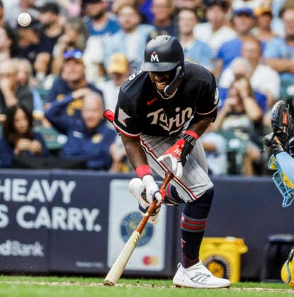 Minnesota Twins shortstop Kaelen Culpepper reacts as he is hit in the shoulder by a pitch thrown by Milwaukee Brewers closing Chad Patrick in the sixth inning of the MLB, Baseball Herren, USA game between the Minnesota Twins and the Milwaukee Brewers at American Family Field in Milwaukee, Wisconsin on Saturday, August 8, 2026.  MIL20260808828 TANNENxMAURY