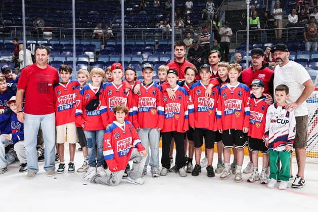RUSSIA, MYTISHCHI - AUGUST 8, 2026: RIHF First Vice President Roman Rotenberg, Red Mashine Atlant U12 players and hockey player Alexander Ovechkin (R) pose for a group photograph during the victory ceremony after the 2026 Ovi Cup final Ice hockey, Eishockey match in Mytishchi, northeast of Moscow. Ovi Cup is an annual youth ice hockey tournament named after three-time world champion Alexander Ovechkin and first held in 2018 2026 Ovi Cup Final Ice Hockey Match Outside Moscow  - ZUMAt113 20260808_zaa_t113_451 Copyright: xSofyaxSandurskayax