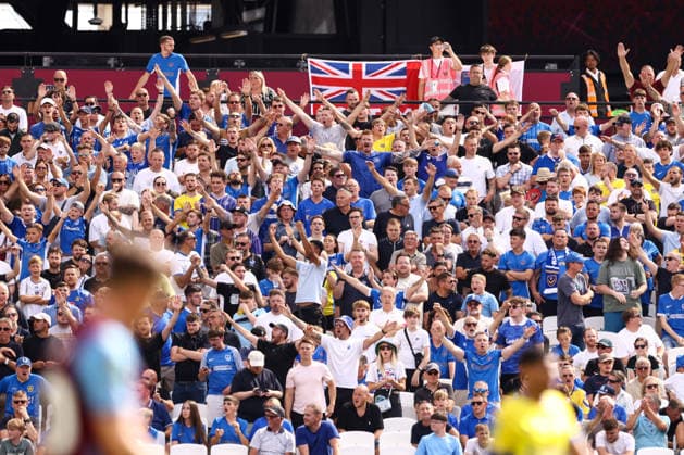 West Ham United gegen Portsmouth, 8. August 2026, London, Carabao Cup, erste Runde: West Ham United gegen Portsmouth, Portsmouth-Fans, Foto: Jacques Feeney, Abseits, London, Großbritannien  Copyright: xJacquesxFeeneyx xOffsidexOffside