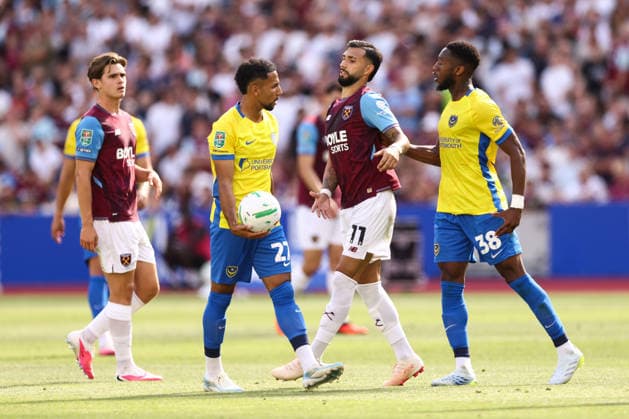 West Ham United gegen Portsmouth, 8. August 2026, London, Carabao Cup, 1. Runde: West Ham United gegen Portsmouth. Valentin Taty Castellanos von West Ham United wird von Ebou Adams von Portsmouth gestoßen. Foto: Jacques Feeney. Abseits. London, Großbritannien  Copyright: xJacquesxFeeneyx xOffsidexOffside