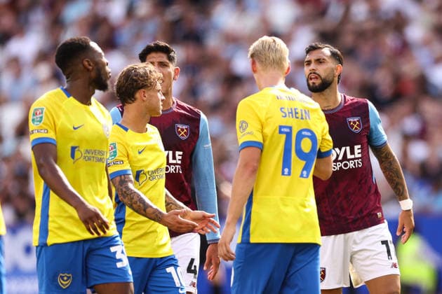West Ham United gegen Portsmouth, 8. August 2026, London, Carabao Cup, 1. Runde: West Ham United gegen Portsmouth. Valentin Taty Castellanos von West Ham United diskutiert mit Ebou Adams von Portsmouth. Foto: Jacques Feeney. Abseits. London, Großbritannien  Copyright: xJacquesxFeeneyx xOffsidexOffside