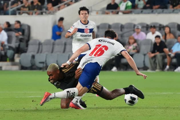Federico Vinas (C-R) of Toluca vies for the ball with Nkosi Tafari of Los Angeles FC during a Leagues Cup match between Toluca and Los Angeles FC at BMO Stadium in Los Angeles, USA, 08 August 2026. Leagues Cup: Toluca vs Los Angeles FC !ACHTUNG: NUR REDAKTIONELLE NUTZUNG!  Copyright: xOmarxAlonsox AME7357 20260809-55021103558_1