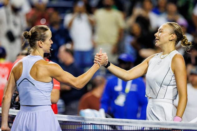 August 8, 2026, Toronto, On, Canada: Elina Svitolina of Ukraine, left, is congratulated by Amanda Anisimova of the United States after defeating her in round of 16 National Bank Open Tennis action in Toronto, on Saturday, Aug. 8, 2026. Canada News - August 8, 2026 - ZUMAc35_ 20260808_zaf_c35_195 Copyright: xKeitoxNewmanx
