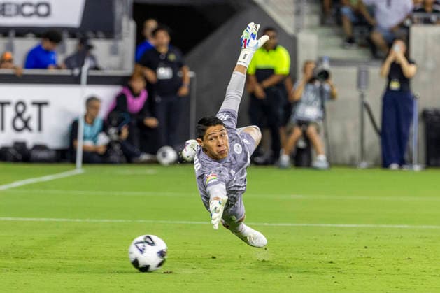 August 8, 2026, Los Angeles, California, USA: Toluca FC goalkeeper Hugo Alfonso GonzoÂ¡lez DuroÂ¡n (1) goes for the ball against the Los Angeles FC during a Leagues Club soccer match on Saturday, Aug. 8, 2026 in Los Angeles. Los Angeles USA - ZUMAc68_ 20260808_zaf_c68_010 Copyright: xRingoxChiux