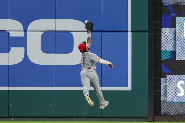 August 8, 2026, Washington D.C, District Of Columbia, United States: Washington, DC; Cincinnati Reds center fielder Dane Myers (17) just misses a leaping catch during the Major League Baseball game between the Washington Nationals and the Cincinnati Reds at Nationals Park on Saturday, August 8, 2026. The Nationals beat the Reds 8-2. MLB, Baseball Herren, USA Washington Nationals 8:2 Cincinnati Reds  - ZUMAp258 20260808_znp_p258_042 Copyright: xStevexPrakopex