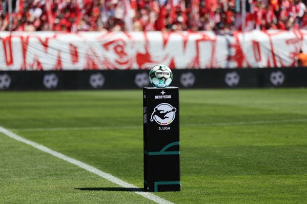 August 8, 2026, xsefx, Soccer, FC Viktoria Köln vs. SSV Jahn Regensburg, 3. Liga, Sportpark Höhenberg, Matchday 1, 2026–2027 Season. Presentation of the match ball for the 3rd Bundesliga. DFB regulations prohibit any use of photographs as image sequences and or quasi-video. North Rhine-Westphalia, Germany