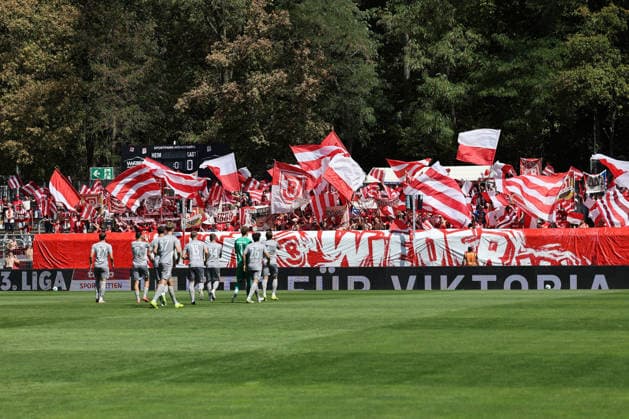 August 8, 2026, xsefx, Soccer, FC Viktoria Köln vs. SSV Jahn Regensburg, 3. Liga, Sportpark Höhenberg, Matchday 1, 2026–2027 Season, Choreography, Away Fans, Away Section, SSV Jahn Regensburg Team, Fans Greeting the Team Before the Game. DFB regulations prohibit any use of photographs as image sequences and or quasi-video. North Rhine-Westphalia, Germany