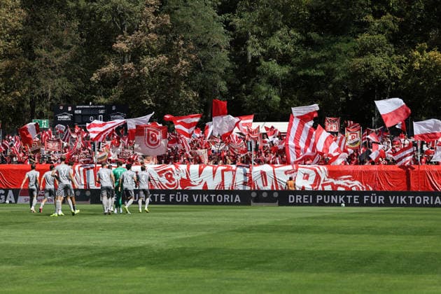 August 8, 2026, xsefx, Soccer, FC Viktoria Köln vs. SSV Jahn Regensburg, 3. Liga, Sportpark Höhenberg, Matchday 1, 2026–2027 Season, Choreography, Away Fans, Away Section, SSV Jahn Regensburg Team, Fans Greeting the Team Before the Game. DFB regulations prohibit any use of photographs as image sequences and or quasi-video. North Rhine-Westphalia, Germany