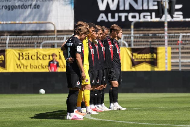 August 8, 2026, xsefx, Soccer, FC Viktoria Köln vs. SSV Jahn Regensburg, 3. Liga, Sportpark Höhenberg, Matchday 1, 2026–2027 season: The FC Viktoria Köln team observes a moment of silence for the late Günter Pütz, former president of FC Viktoria Köln 1904 e.V. DFB regulations prohibit any use of photographs as image sequences and or quasi-video. North Rhine-Westphalia, Germany
