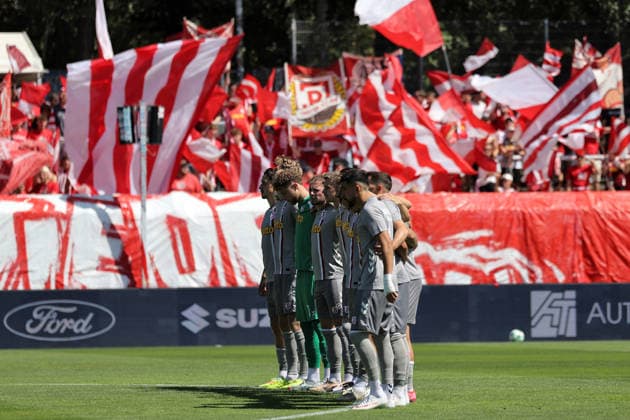 August 8, 2026, xsefx, Soccer, FC Viktoria Köln vs. SSV Jahn Regensburg, 3. Liga, Sportpark Höhenberg, Matchday 1, 2026–2027 Season The SSV Jahn Regensburg team during a moment of silence for Günter Pütz, former president of FC Viktoria Köln 1904 e.V. DFB regulations prohibit any use of photographs as image sequences and or quasi-video. North Rhine-Westphalia, Germany
