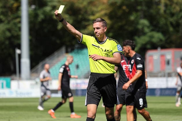 August 8, 2026, xsefx, Soccer, FC Viktoria Köln vs. SSV Jahn Regensburg, 3. Liga, Sportpark Höhenberg, Matchday 1, 2026–2027 Season. Referee Lennart Kernchen shows a yellow card. DFB regulations prohibit any use of photographs as image sequences and or quasi-video. North Rhine-Westphalia, Germany