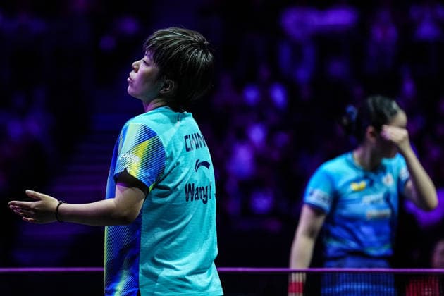 (260809) -- YOKOHAMA, Aug. 9, 2026 -- Wang Yidi (L) of China reacts during the women s singles semifinal match between Harimoto Miwa of Japan and Wang Yidi of China at the WTT Champions Yokohama 2026 in Yokohama, Japan, Aug. 9, 2026. ) (SP)JAPAN-YOKOHAMA Table tennis, Tischtennis WTT CHAMPIONS YOKOHAMA-WOMEN S SINGLES JiaxHaocheng 