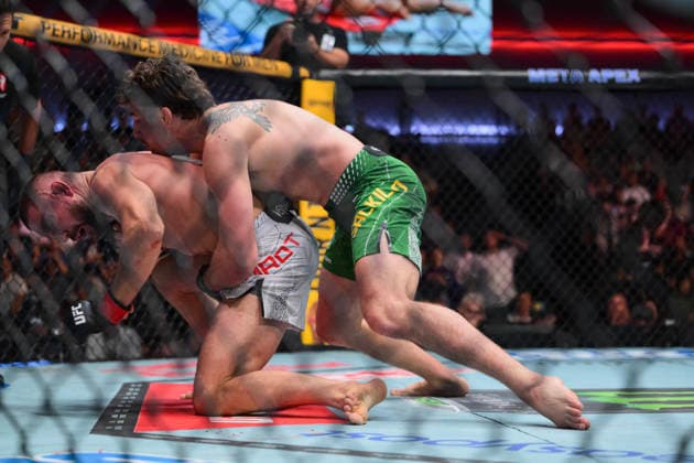 August 9, 2026, Las Vegas, Nevada, USA: QUILLAN SALKILLD (R) defeats MATEUSZ GAMROT (L) by a submission (rear naked choke) during UFC Fight Night 120 at the UFC APEX in Las Vegas. Las Vegas USA - ZUMAo117 20260809_zsp_o117_003 Copyright: xMikaelxOnax