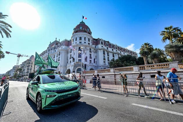 Ici, la caravane du Tour et le véhicule publicitaire Skoda - 8ème étape du Tour de France Femmes avec Zwift avec l arrivée à Nice, le 8 août 2026. Les coureuses ont parcouru 172 km entre Sisteron et Nice et c est la Néerlandaise, championne d Europe, D.Vollering qui franchit la ligne d’arrivée en premier et reprend le maillot jaune à la Polonaise K.Niewiadoma (Canyon-SRAM), avec huit secondes d’avance. A Nice, sur le podium, elle est suivie par l’Italienne Elisa Longo Borghini et K.Niewiadoma. Bruno Bebert Bestimage The publicity caravan for Stage 8 of the Tour de France Femmes avec Zwift, finishing in Nice on August 8, 2026. The riders covered 172 km between Sisteron and Nice; Dutch rider and European champion D.Vollering crossed the finish line first, reclaiming the yellow jersey from Poland’s K.Niewiadoma (Canyon-SRAM) with an eight-second lead. On the podium in Nice, she was joined by Italy’s E.Longo Borghini and K.Niewiadoma. Nice France Copyright: xBrunoxBebertx xBestimagexBrunoxBebertx xBestimagex